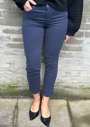 
                  
                    Marineblå bukser fra Armani Exchange
                  
                