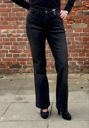 
                  
                    Koksgrå MAC jeans med bootcut
                  
                