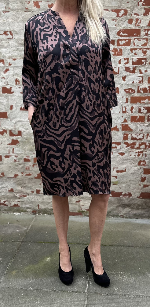 Brun/sort mønstret kjole fra Charlotte Sparre