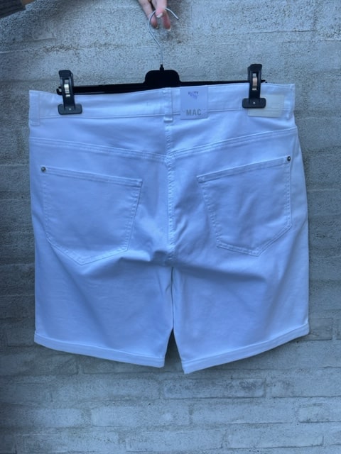 
                  
                    Hvide demin shorts fra Mac Jeans
                  
                